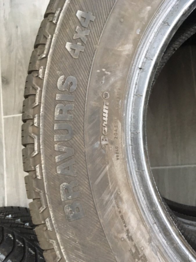 2 opony 235/16/16 Barum Bravuris 4x4 8mm